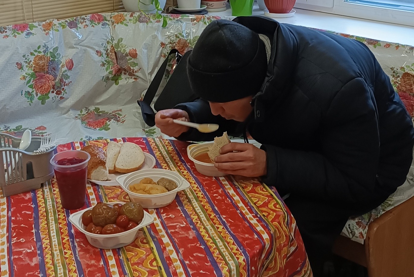 У зв’язку з пониженням температури повітря у КУ БМР “Територіальний центр надання соціальних послуг ім. Петера Новотні” розпочато гаряче харчування для бездомних осіб